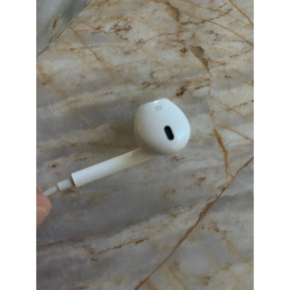 Apple EarPods Wired Headphones with 3.5mm Plug White MD827LL/A